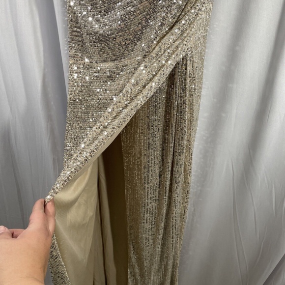 NWT $408 La Femme‎ [ 12 ] One-Shoulder Sequin Gown in Silver/Nude - Picture 10 of 15